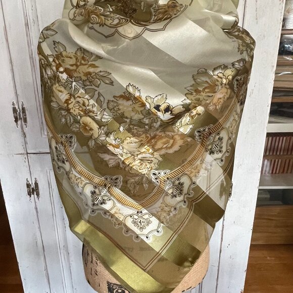 Women's Large 40' Square Scarf w/ Gold and White Baroque Floral Pattern - Picture 6 of 14
